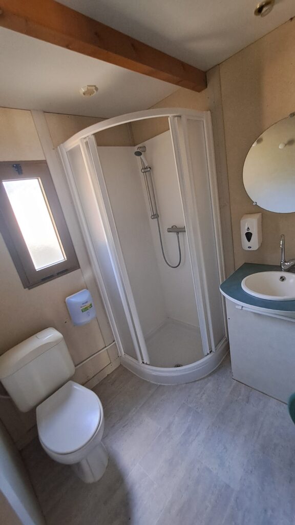 Baño completo con ducha en un bungalow del Camping Asolaze, Isaba