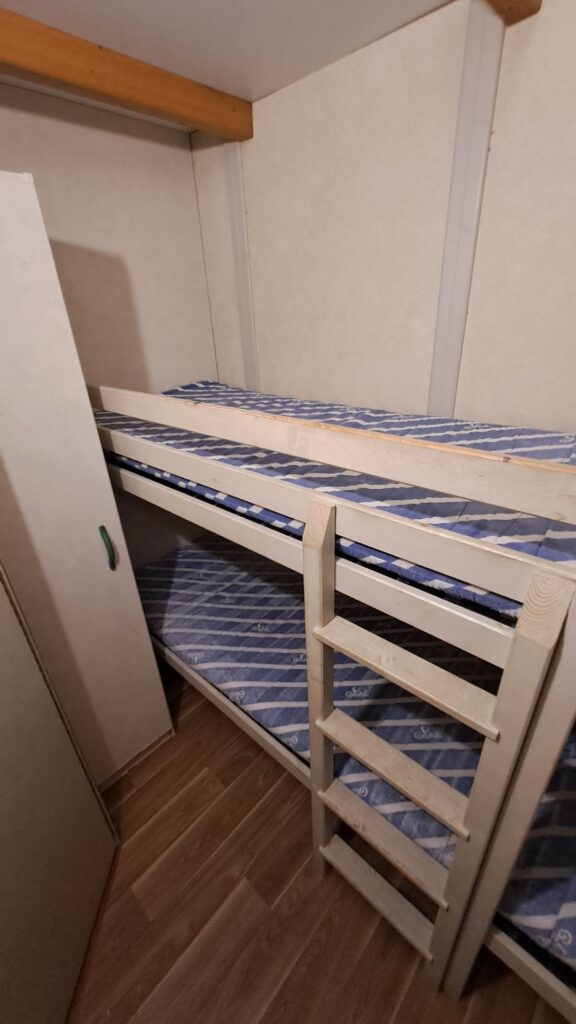 Habitación con litera en un bungalow familiar del Camping Asolaze, Isaba