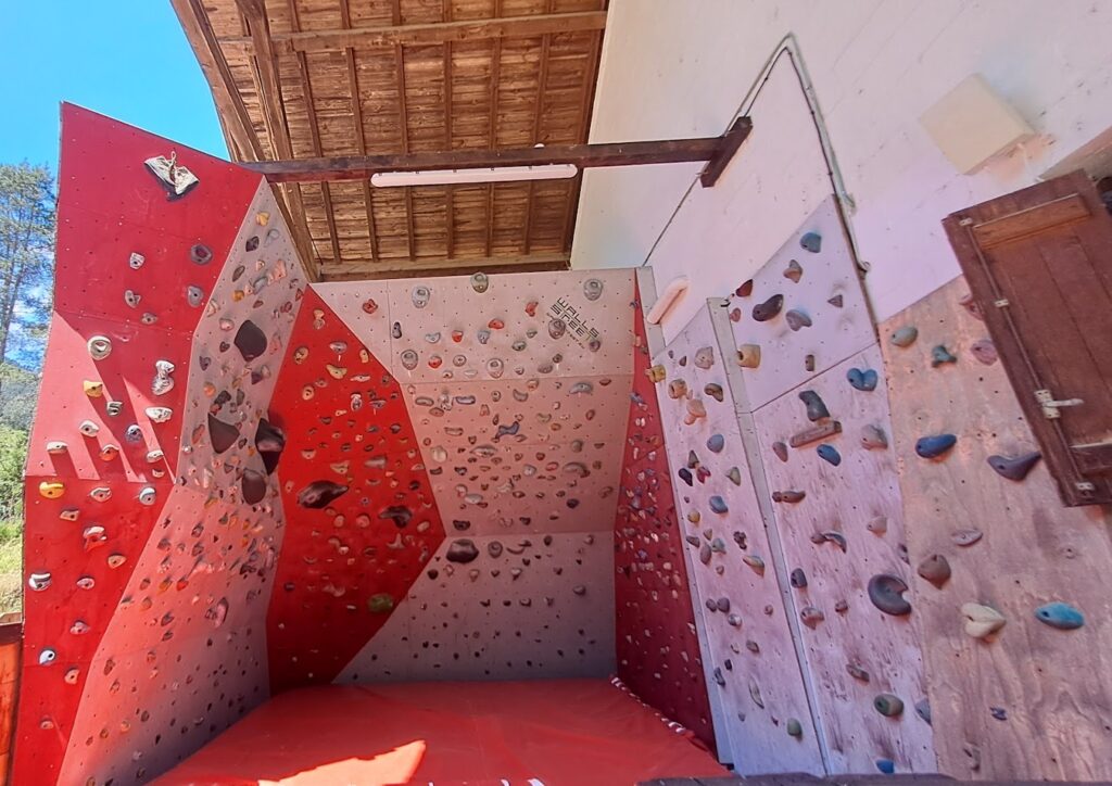 Rocódromo del Camping Asolaze con zona de escalada y bloque para todos los niveles