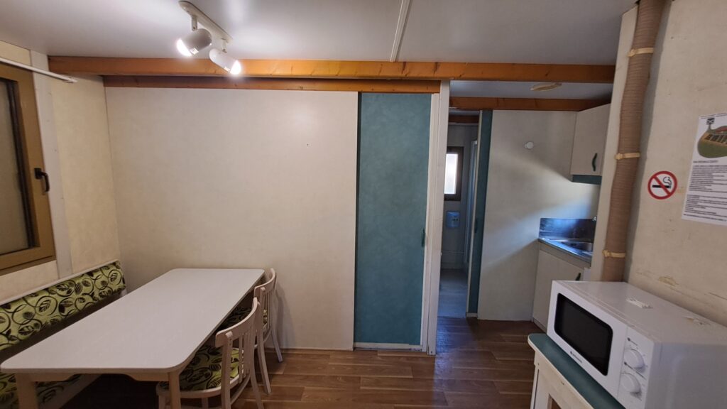 Salón comedor y cocina equipada de un bungalow del Camping Asolaze en Isaba