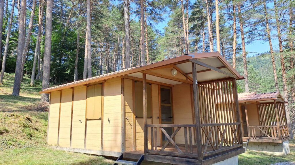 Camping Asolazeko egurrezko bungalowak, pinudiz inguratuak, Isaban